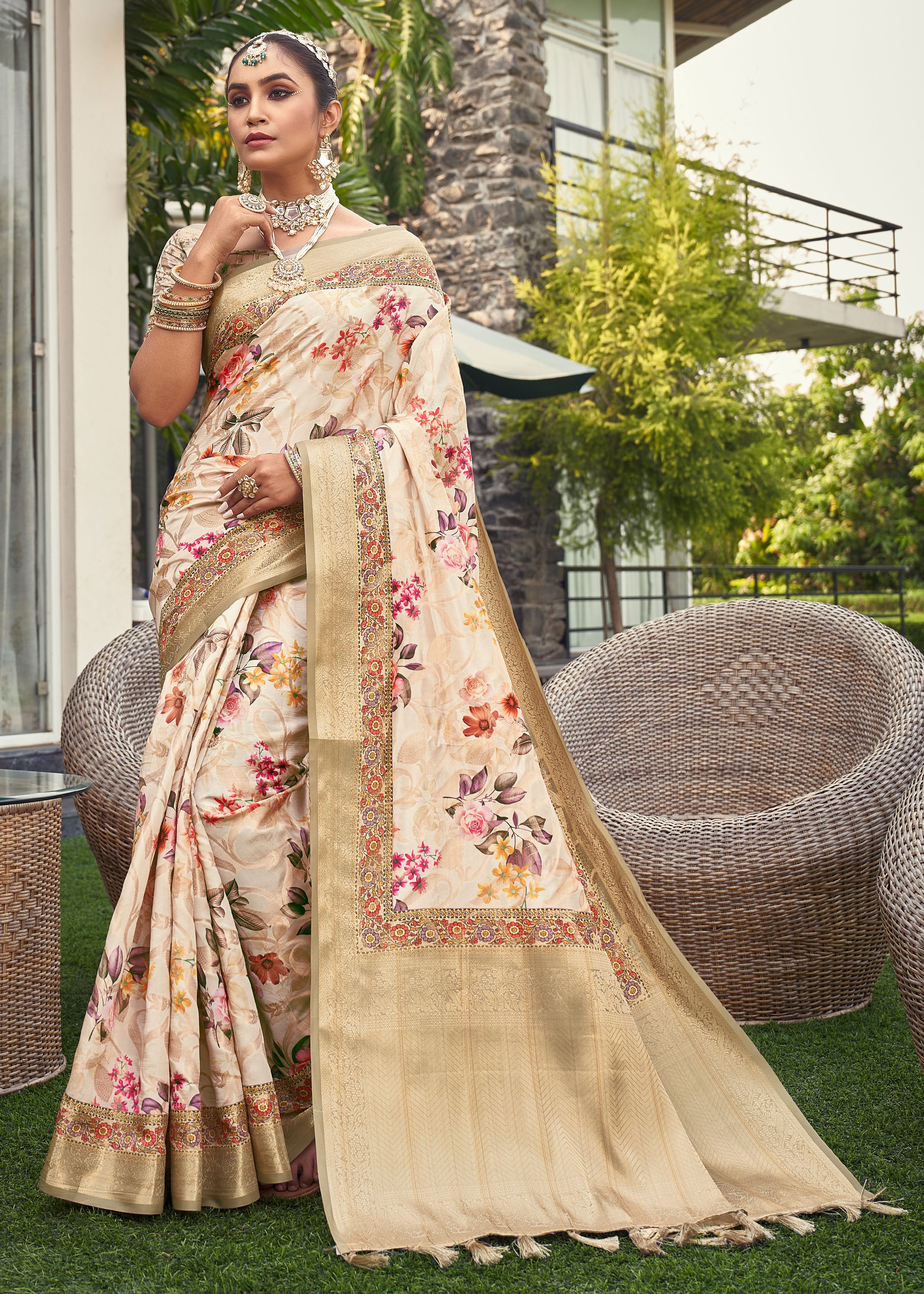 South Indian Celebrity Sneha inspired Gadwal Pattu Saree with Floral P –  www.soosi.co.in
